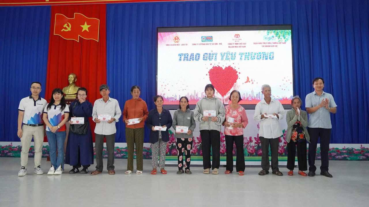 Trao quà cho các hộ nghèo trên địa bàn.