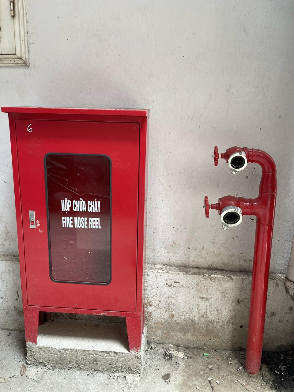 Hộp chữa cháy  kèm hệ thống ống chờ mới được lắp đặt. Ảnh: TN