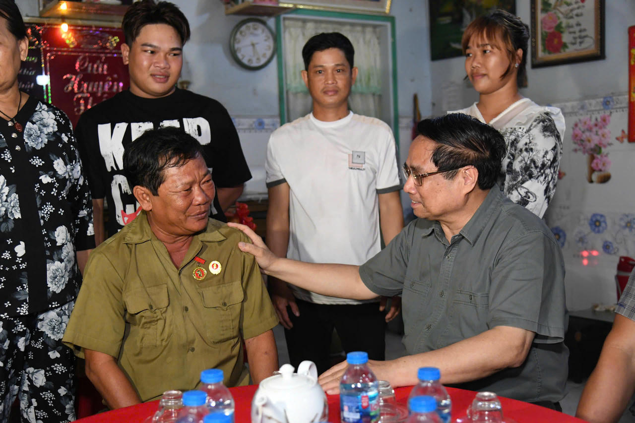 Thủ tướng Phạm Minh Chính thăm hỏi, động viên ông Huỳnh Văn Anh (SN 1967, ngụ tại số 298, đường Nguyễn Hữu Trí, tổ 2, khóm Vĩnh Chánh 3, phường Châu Đốc, tỉnh An Giang), bệnh binh mất 81% sức lao động.  (Ảnh: Phương Vũ)