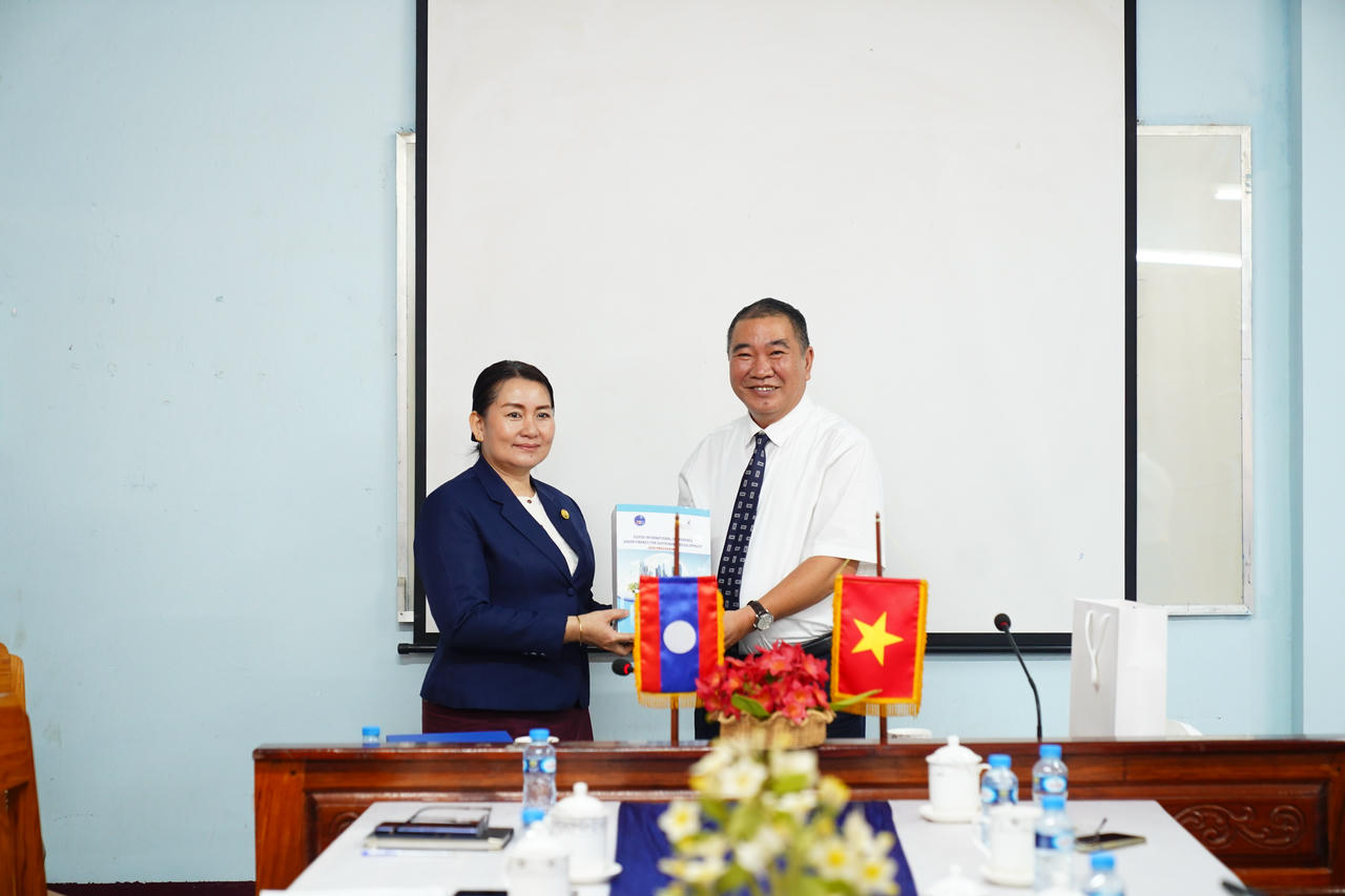 PGS.TSKH. Bùi Xuân Biên – Chủ tịch Hội đồng Trường FBU (bên phải) tặng quà lưu niệm cho TS. Vongphachan VONGPADITH – Hiệu trưởng Trường Cao đẳng Tài chính Bắc Lào (bên trái).