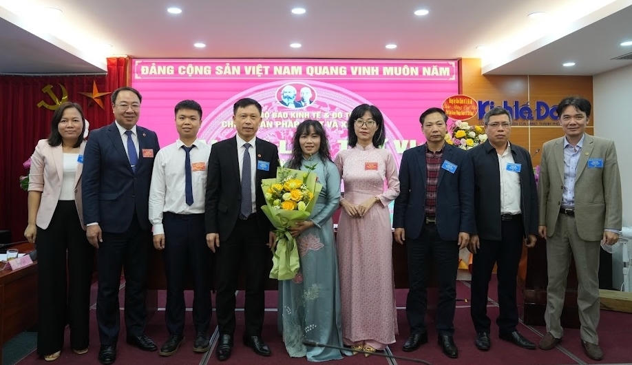 Đảng ủy Báo Kinh tế & Đô thị tặng hoa chúc mừng cấp ủy khóa mới nhiệm kỳ 2025-2027 của Chi bộ Ban Pháp luật và Xã hội.