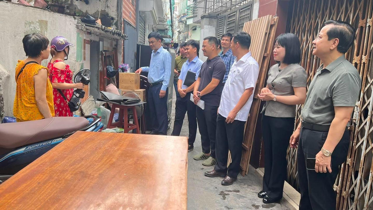 Lãnh đạo phường An Biên kiểm tra tại một số khu vực xung yếu, có nguy cơ bị ảnh hưởng bởi bão số 3 trên địa bàn.

