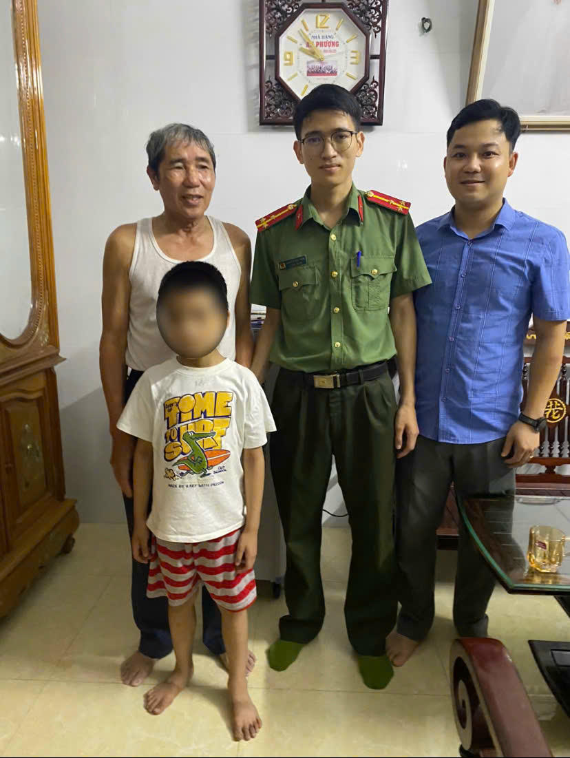 Hơn 2 giờ tìm kiếm, cháu bé đã trở về an toàn trong vòng tay gia đình.