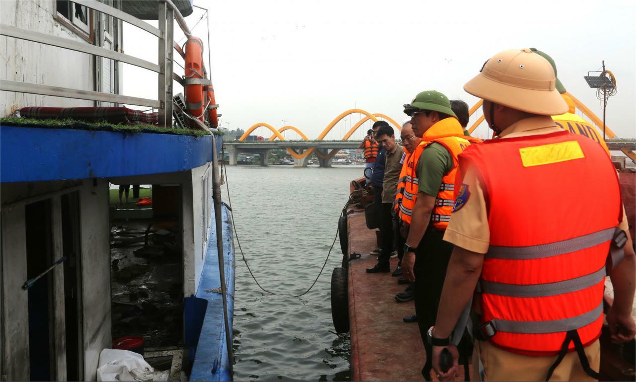 Công tác khám nghiệm hiện trường, giám định kỹ thuật được triển khai đồng bộ nhằm xác định nguyên nhân vụ việc.