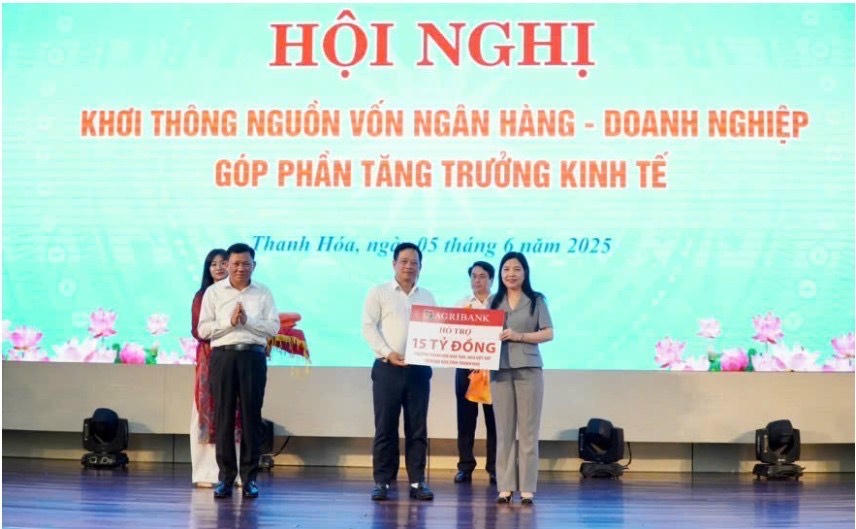Ông Hoàng Minh Ngọc - Phó Tổng Giám đốc Agribank trao tặng tỉnh Thanh Hóa 15 tỷ đồng trong chương trình “Xóa nhà tạm, nhà dột nát” trên địa bàn tỉnh Thanh Hóa.