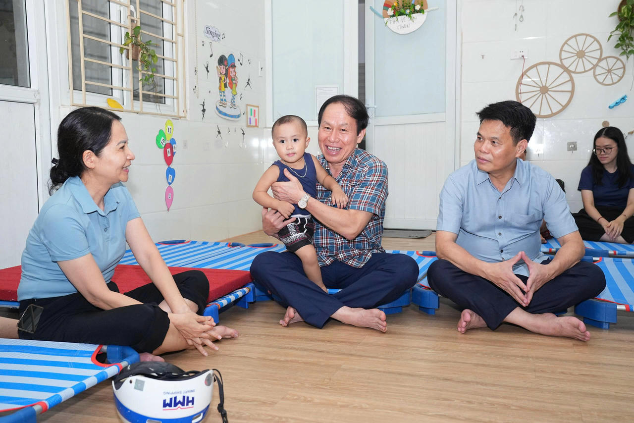 Bí thư & Chủ tịch TP Hải Phòng thăm hỏi nhân dân tại nơi tạm lãnh trú bão số 3.