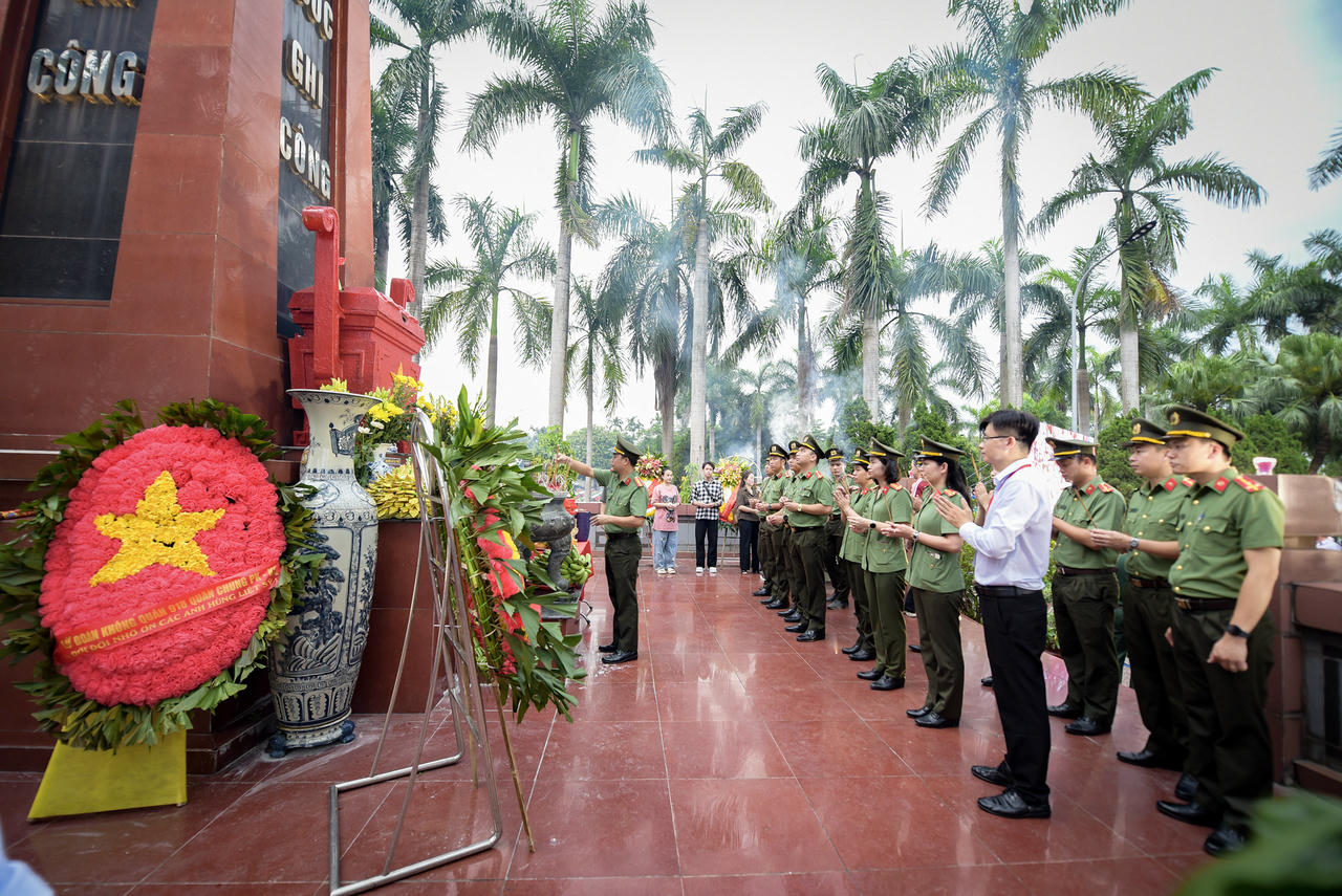 Tri ân tại Nghĩa trang Liệt sĩ Nhổn: 'Sáng mãi tình đất nước, cùng nguyện ước mai sau'