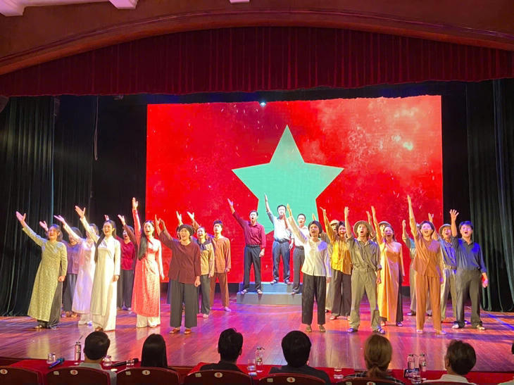 Cảnh trong vở nhạc kịch “Café bánh mì”. Nguồn T.ĐIỂU/TT