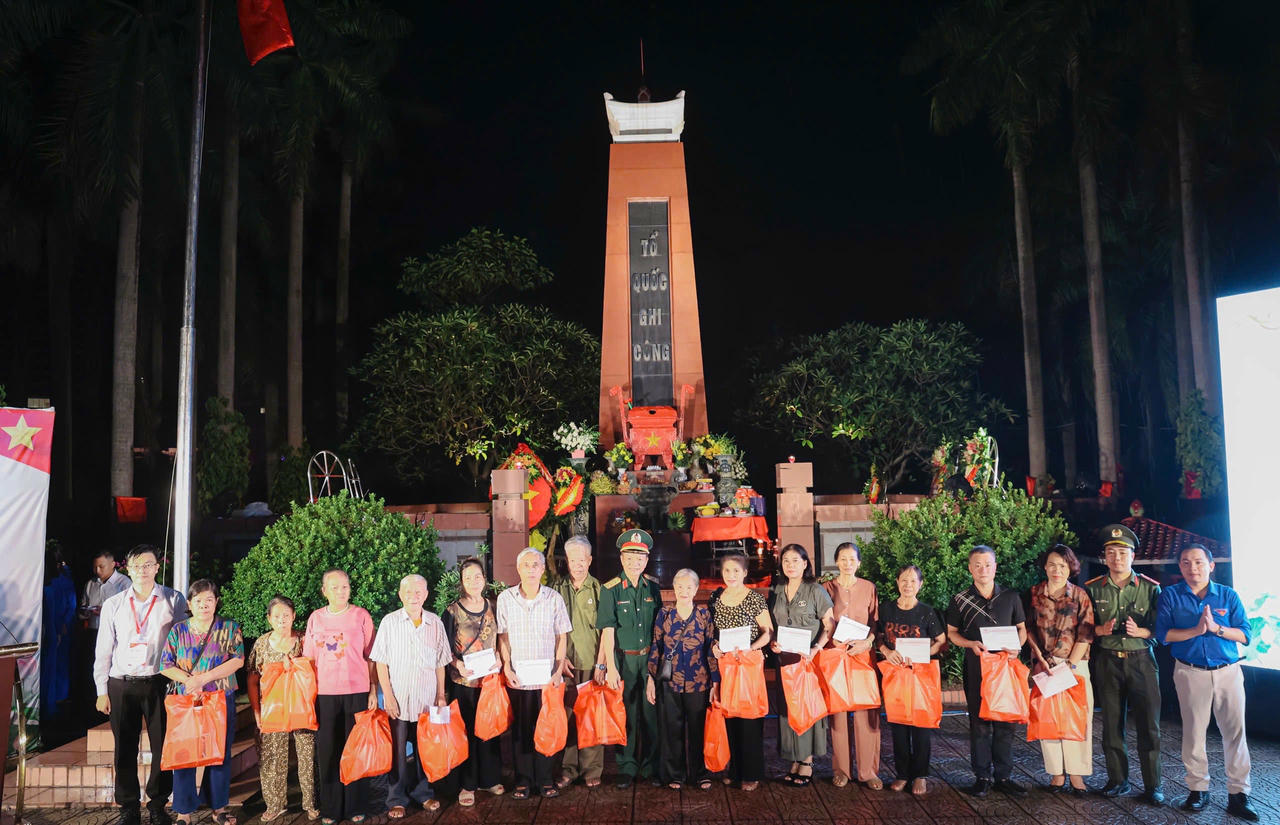 52 phần quà gửi tới các gia đình liệt sĩ, thương binh, cựu chiến binh.