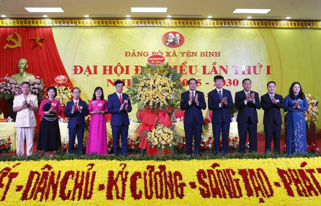Lãnh đạo tỉnh Lào Cai tặng hoa chúc mừng tại Đại hội. 