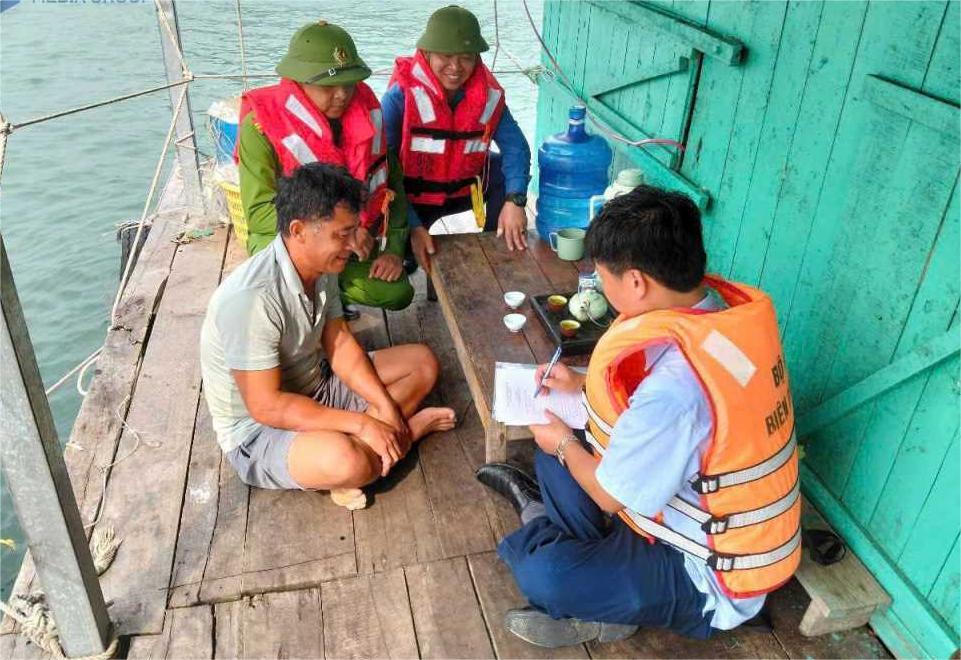 Quảng Ninh: Di dời hơn 7.500 người ở các khu nuôi trồng thủy sản lên bờ an toàn