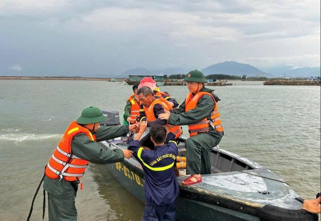 Quảng Ninh: Cứu hộ hai ngư dân gặp sự cố khi tránh bão Wipha