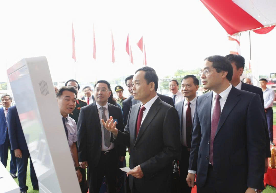 Các đại biểu tham quan sản phẩm địa phương và chiêm ngưỡng khu trưng bày ảnh “đất và người Lào Cai“.
