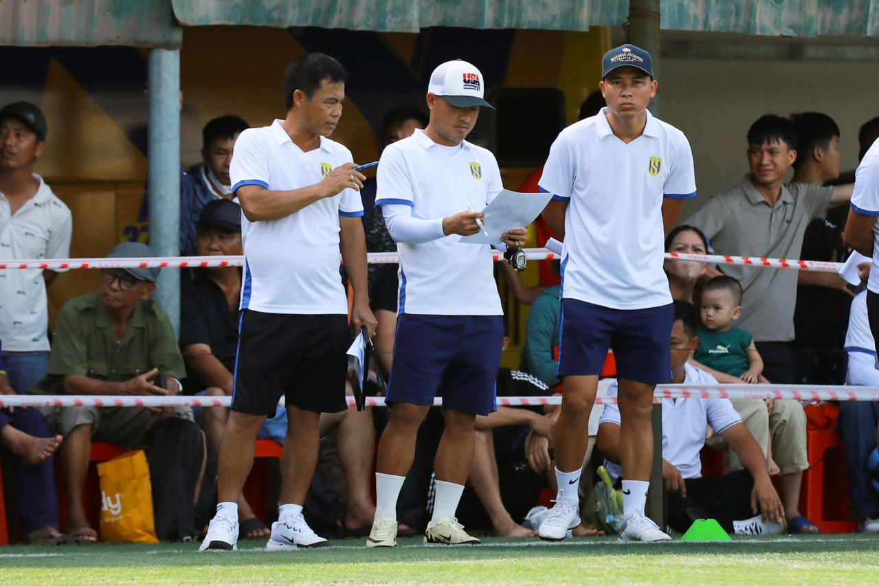 Ban tuyển chọn gồm nhiều huấn luyện viên trực tiếp theo dõi, đánh giá các cầu thủ.