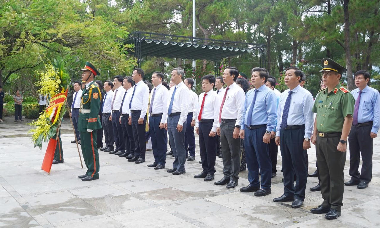 Đoàn đại biểu tỉnh Quảng Trị dâng hương, dâng hoa tại Nghĩa trang liệt sĩ quốc gia Trường Sơn.