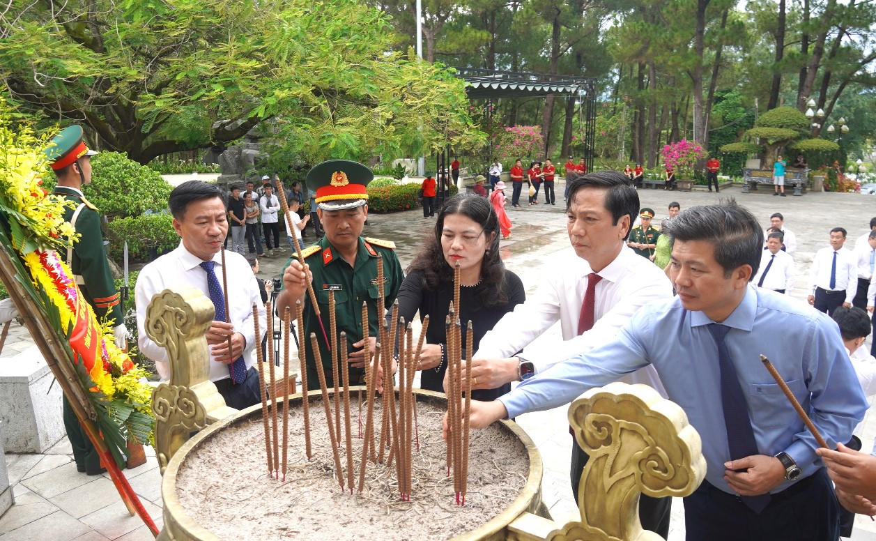 Các đại biểu dâng hương tưởng niệm các anh hùng liệt sĩ.