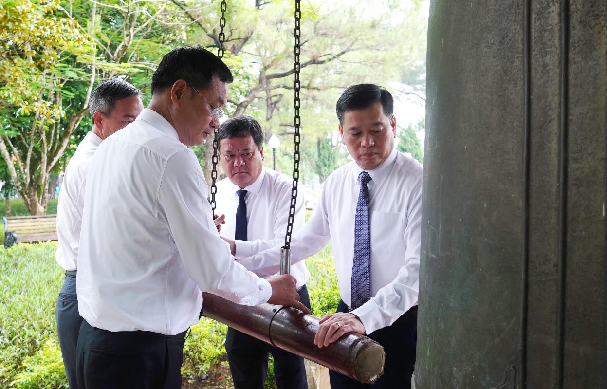 Lãnh đạo tỉnh Quảng Trị dâng hương tưởng nhớ các anh hùng liệt sĩ