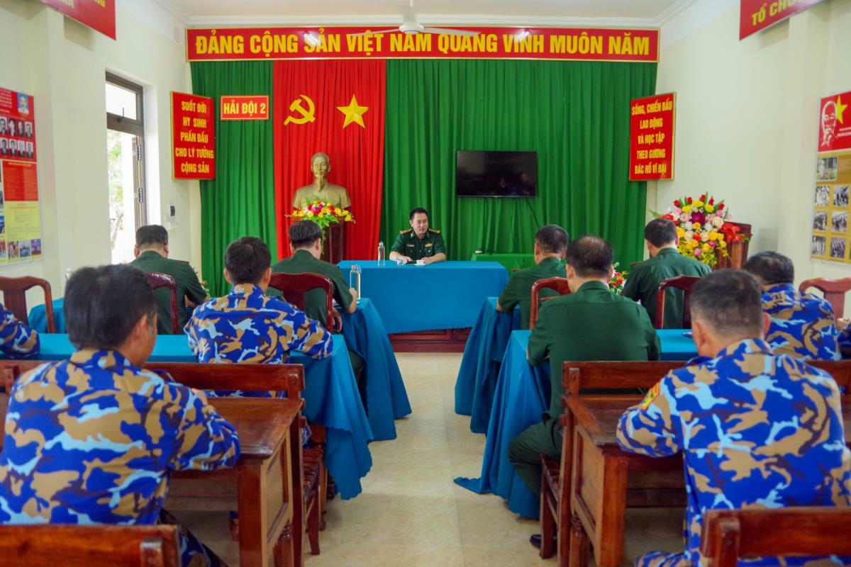 Đại tá Hoàng Minh Hùng nghe các đơn vị báo cáo công tác chuẩn bị. 