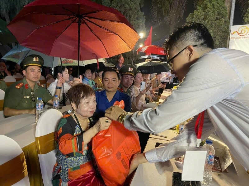 Mẹ Việt Nam Anh hùng Nguyễn Kim Loan đón nhận phần quà tri ân từ Ban Tổ chức – một lời cảm ơn lặng lẽ gửi tới biểu tượng của sự kiên cường và hy sinh cao cả.