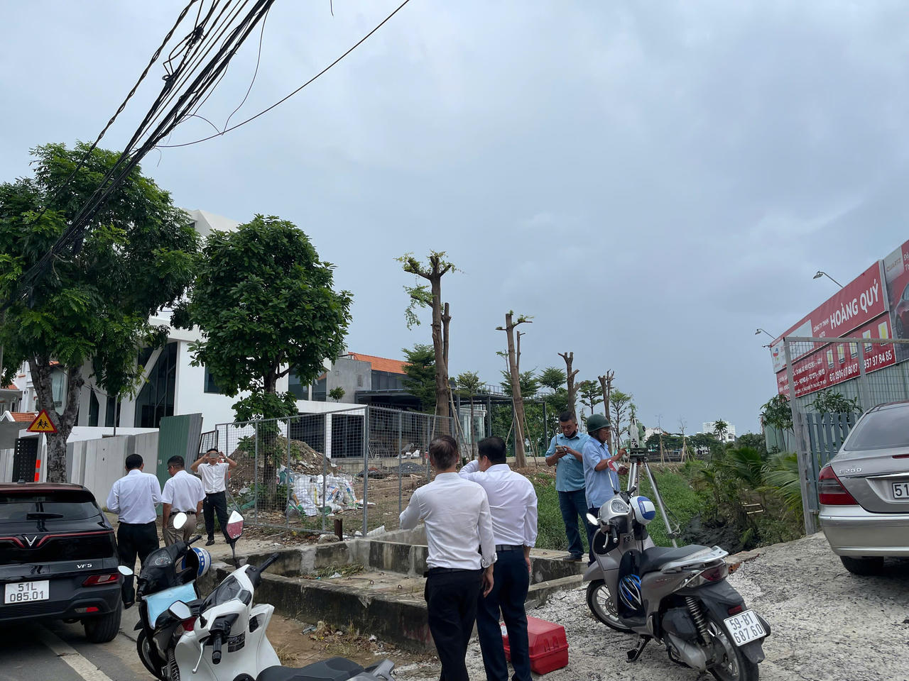 Lực lượng chức năng phường xác định lại ranh mốc rạch nằm giữa nhà số 189A2 và 189B.