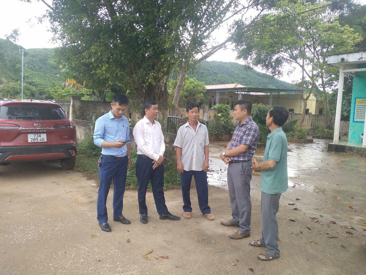 Cơ quan chức năng vào cuộc sau phản ánh heo chết nghi dịch tả lợn Châu Phi bị vứt ở suối đầu nguồn Sông Son.