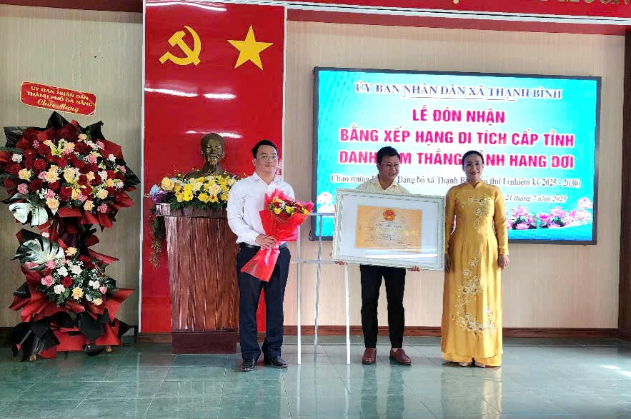 Bà Nguyễn Thị Anh Thi - Phó Chủ tịch TP Đà Nẵng trao bằng xếp hạng di tích cấp tỉnh cho lãnh đạo xã Thạnh Bình. 