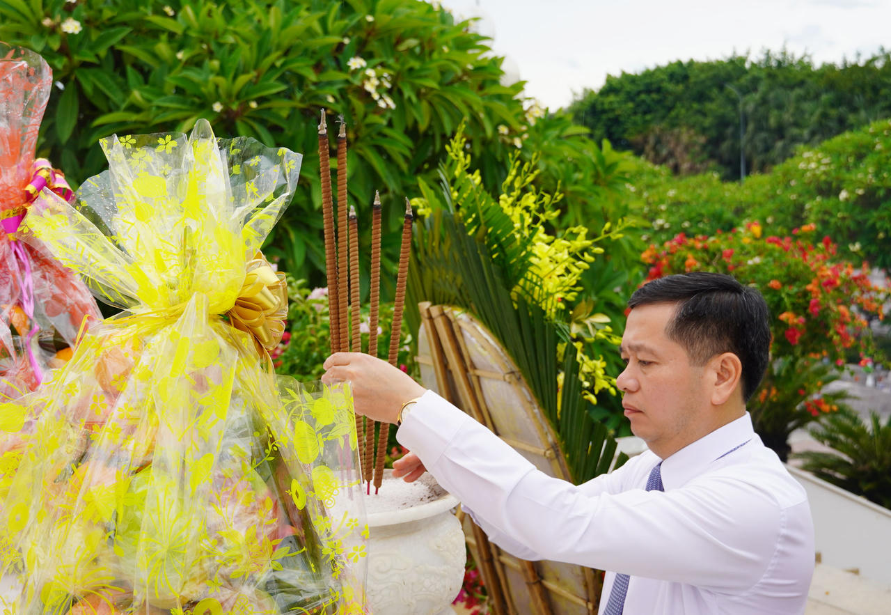 Phó Bí thư Thường trực Tỉnh ủy Nguyễn Long Hải dâng hương tại Nghĩa trang liệt sĩ Ba Dốc.