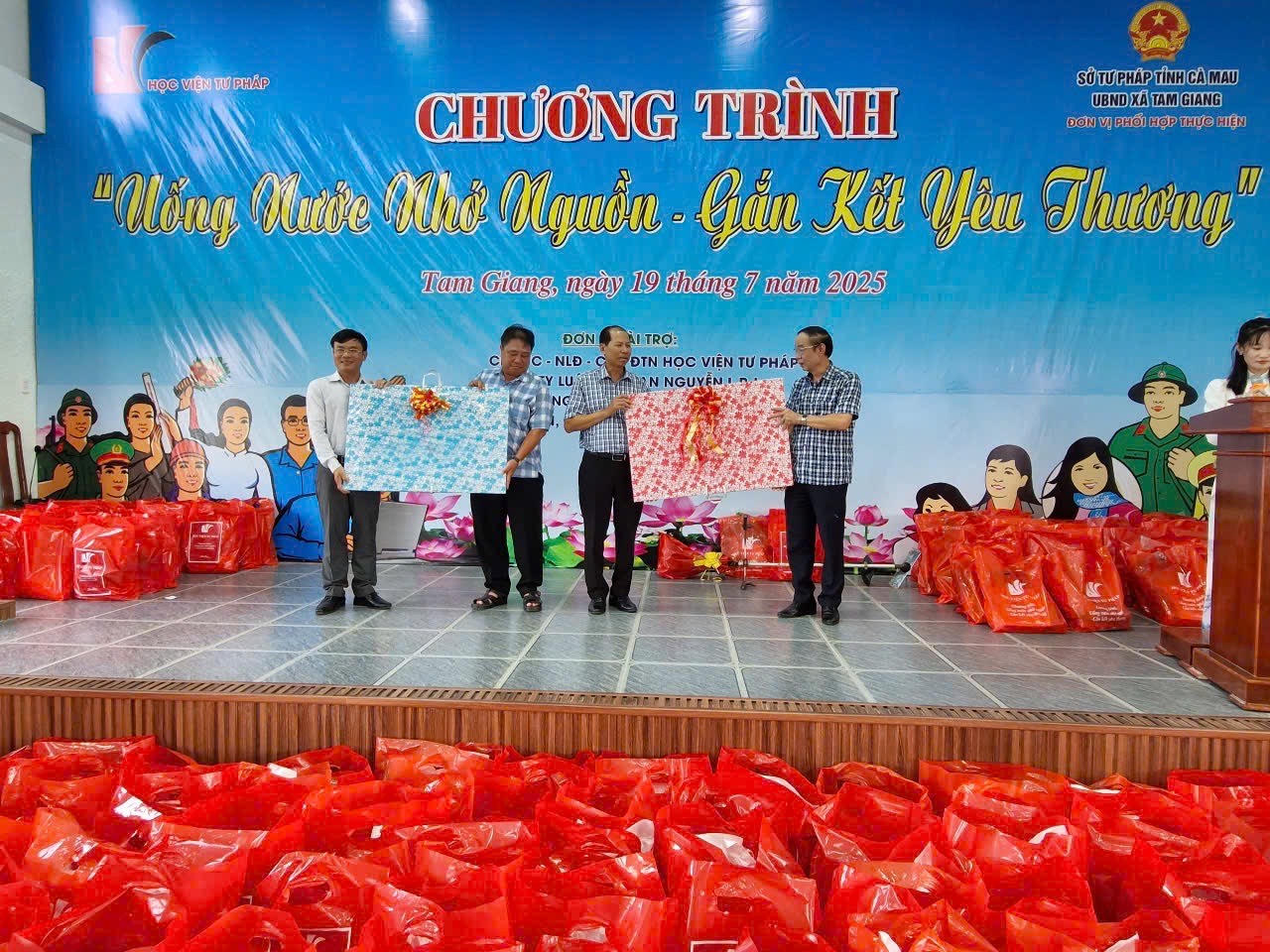 Đại diện lãnh đạo Học viện tư pháp - cơ sở TPHCM tặng quà cho các gia đình chính sách 