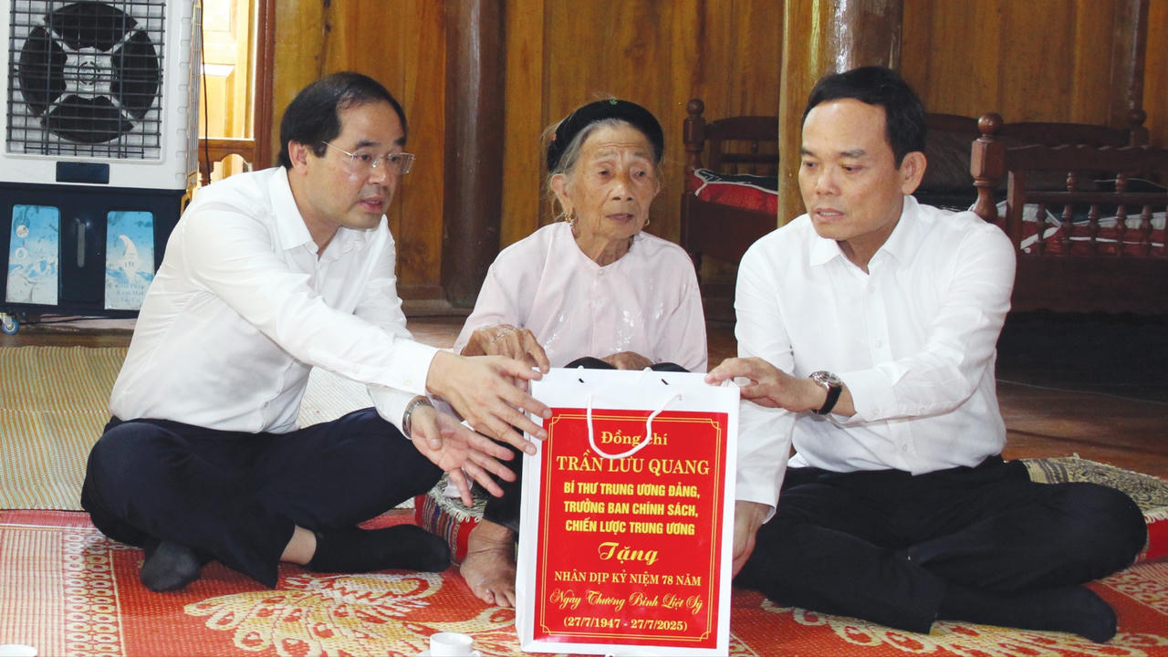 Bí thư Trung ương Đảng, Trưởng Ban Chính sách, Chiến lược Trung ương Trần Lưu Quang và Bí thư Tỉnh ủy Lào Cai Trịnh Xuân Trường thăm hỏi, tặng quà Mẹ Việt Nam Anh hùng Hà Thị Hao. (Ảnh: Báo Lào Cai)