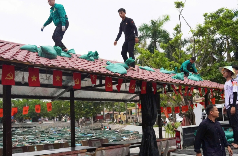 Gia cố mái nhà tại khu du lịch Tam Cốc - Bích Động để ứng phó bão số 3. (Ảnh: Hải Trần)