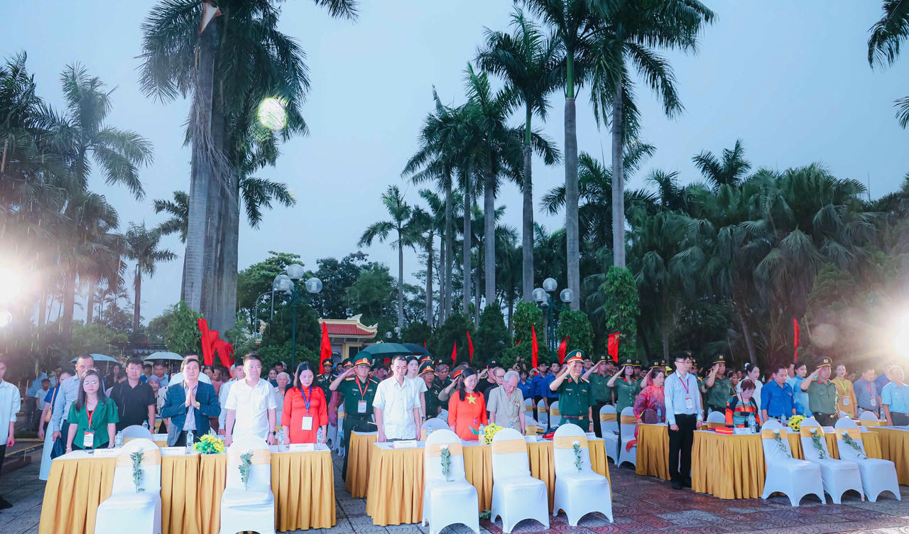 Ban Tổ chức dành 1 phút mặc niệm để tri ân các Anh hùng liệt sĩ tại Nghĩa trang Liệt sĩ Nhổn.