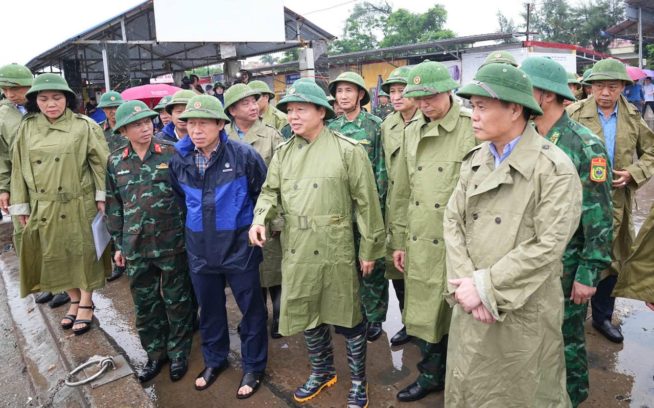 Phó Thủ tướng Trần Hồng Hà kiểm tra công tác ứng phó bão tại Hải Phòng