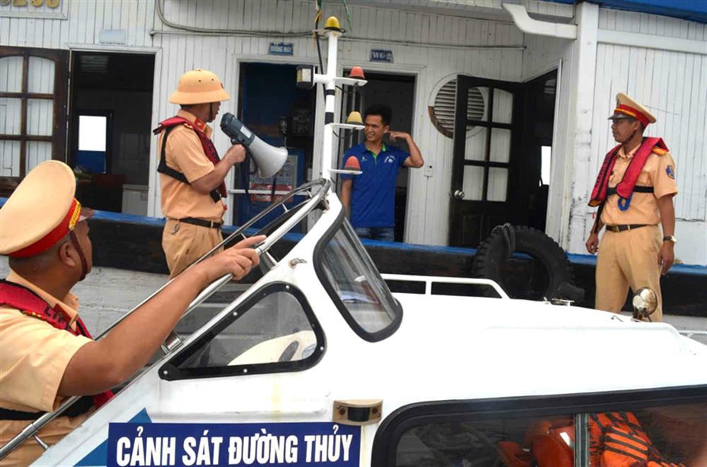 Lực lượng Công an nhân dân huy động các tàu cứu hộ trực chiến ở các tỉnh, thành phố Hải Phòng, Quảng Ninh, Hưng Yên.