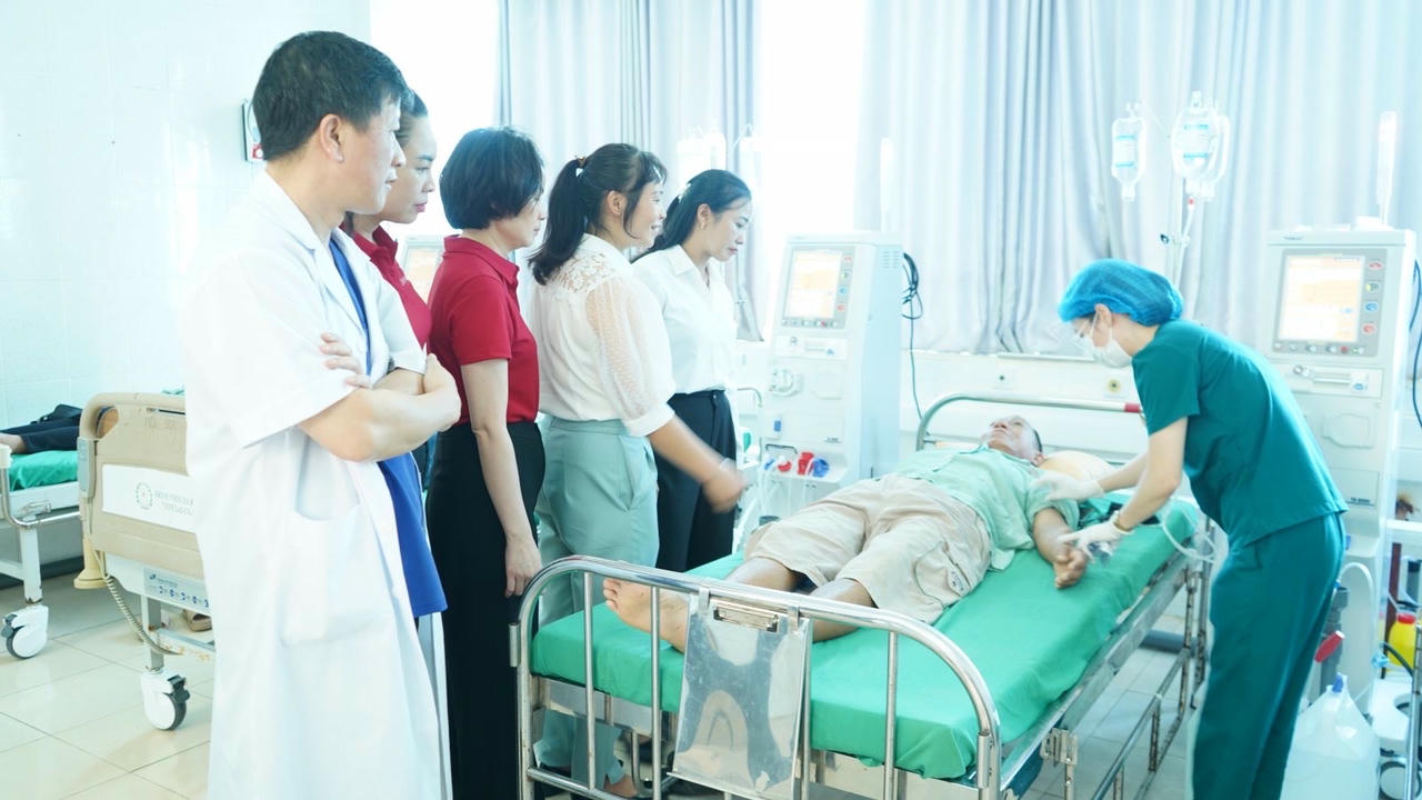 Lãnh đạo Ngân hàng Agribank, Sở Y tế, BVĐK tỉnh Lai Châu thăm bệnh nhân chạy thận.