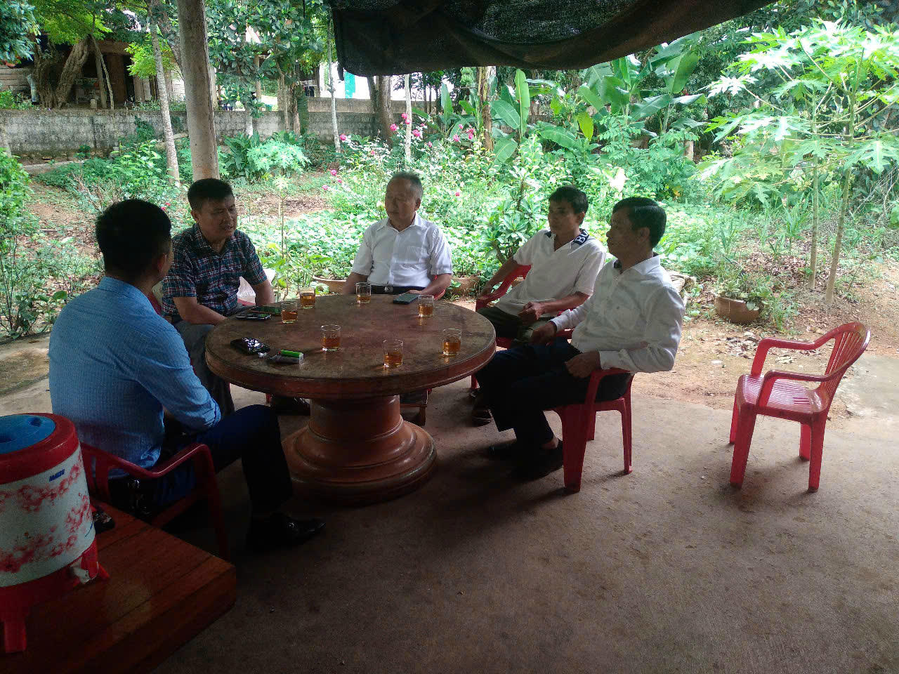 Đoàn kiểm tra tiếp tục tuyên truyền, vận động người dân nâng cao ý thức bảo vệ môi trường, không vứt xác động vật ra sông, suối.