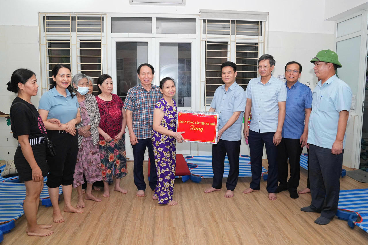 Đoàn công tác TP trao quà thăm hỏi nhân dân.