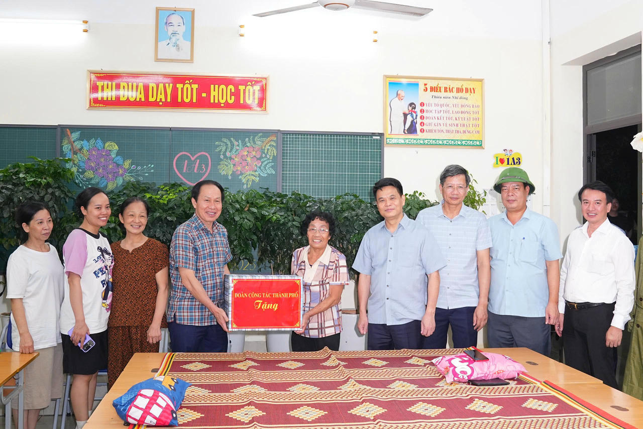 Đoàn công tác TP đã thăm hỏi tặng quà nhân dân tại nơi tạm lãnh trú bão.