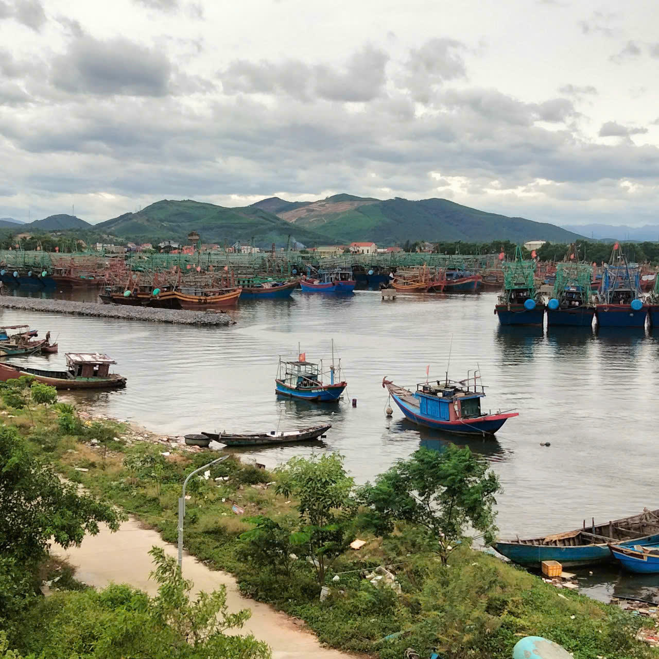 Tàu thuyền của ngư dân đã vào khu neo đậu tại âu thuyền Bắc Trạch để tránh bão số 3.