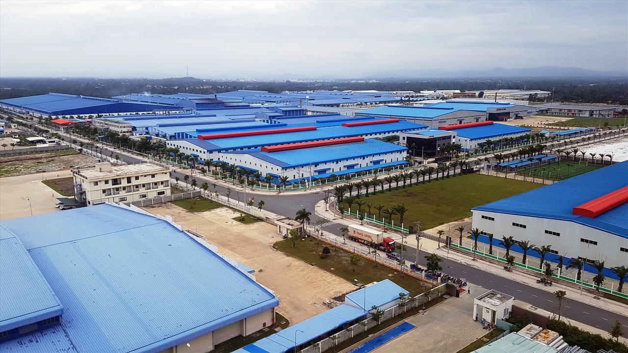 Phường Bàn Thạch có 2 khu công nghiệp lớn là Tam Thăng và Thuận Yên với hơn 30 doanh nghiệp đang hoạt động, tạo việc làm cho khoảng 18.000 lao động.