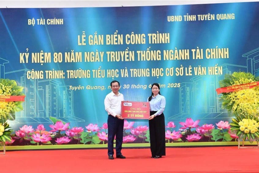 Đại diện Agribank, Phó Tổng Giám đốc Đoàn Ngọc Lưu trao tặng 2 tỷ đồng ủng hộ chương trình xóa nhà tạm, nhà dột nát.