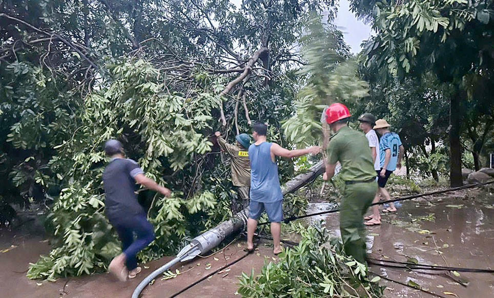 Công an xã Phú Bình tham gia khắc phục hậu quả dông lốc ngày 19/7