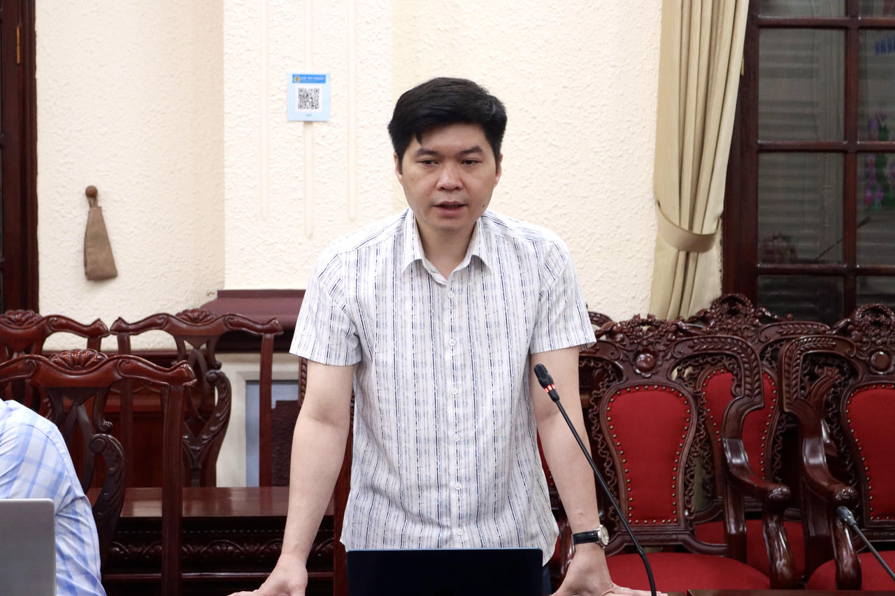 Cục trưởng Cục Công nghệ thông tin Phạm Quang Hiếu phát biểu tại cuộc họp.