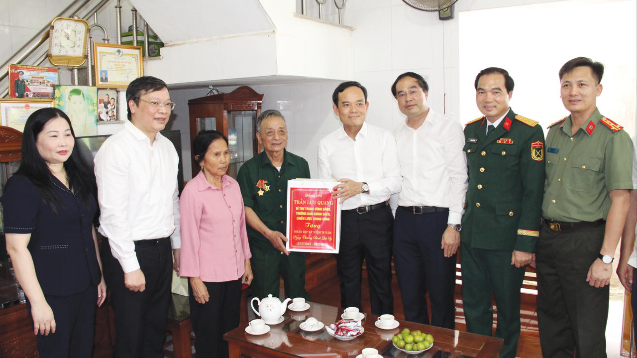 Trưởng Ban Chính sách, Chiến lược Trung ương Trần Lưu Quang thăm, tặng quà các gia đình chính sách tại Lào Cai