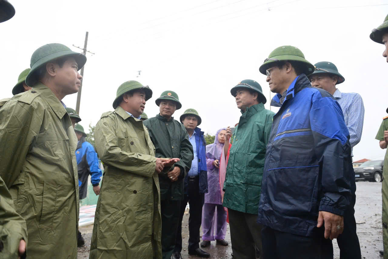 Quyền Bộ trưởng Nông nghiệp và Môi trường Trần Đức Thắng kiểm tra công tác ứng phó bão số 3 tại Ninh Bình 