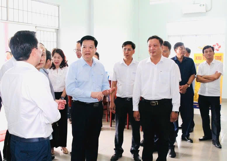 Phó Thủ tướng Chính phủ Mai Văn Chính trao đổi với cán bộ Trung tâm Hành chính công của xã Nhựt Tảo.