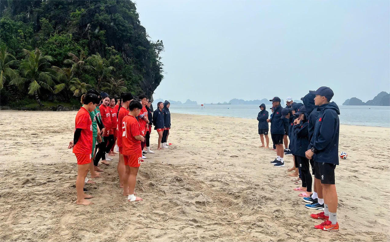 Trong buổi tập đầu tiên sáng nay (21/7), do đang chịu ảnh hưởng của bão số 3 (Wipha), thời tiết tại Cẩm Phả có mưa nhẹ, nhưng không làm giảm đi không khí tập luyện của toàn đội.