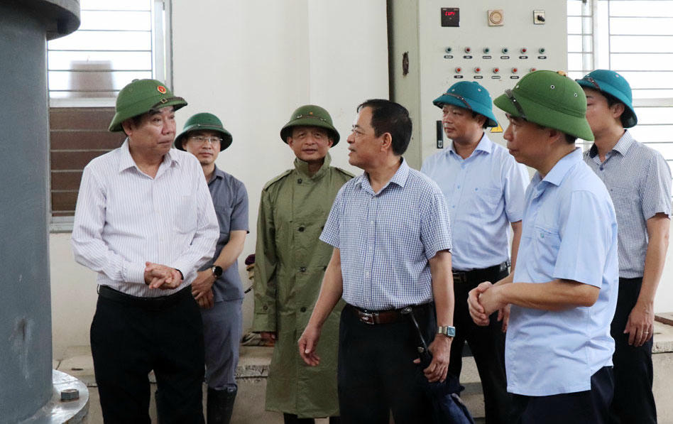 Bí thư Tỉnh ủy Nguyễn Văn Gấu kiểm tra công tác ứng phó với bão số 3 tại trạm bơm Lãng Sơn.