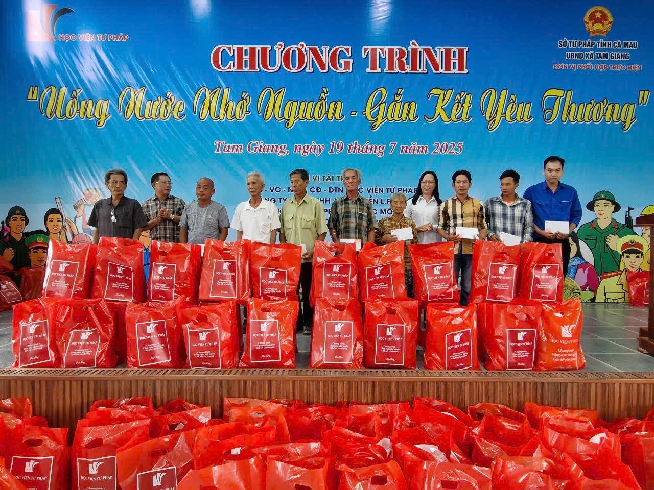 Học viện Tư pháp (cơ sở TPHCM) trao tặng nhà tình nghĩa và quà cho gia đình chính sách, trẻ mồ côi hiếu học tại Cà Mau