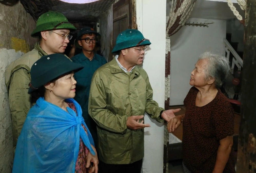 Ông Phạm Hồng Thái - Chủ tịch UBND phường Nam Định đang vận động người dân sơ tán tránh báo.