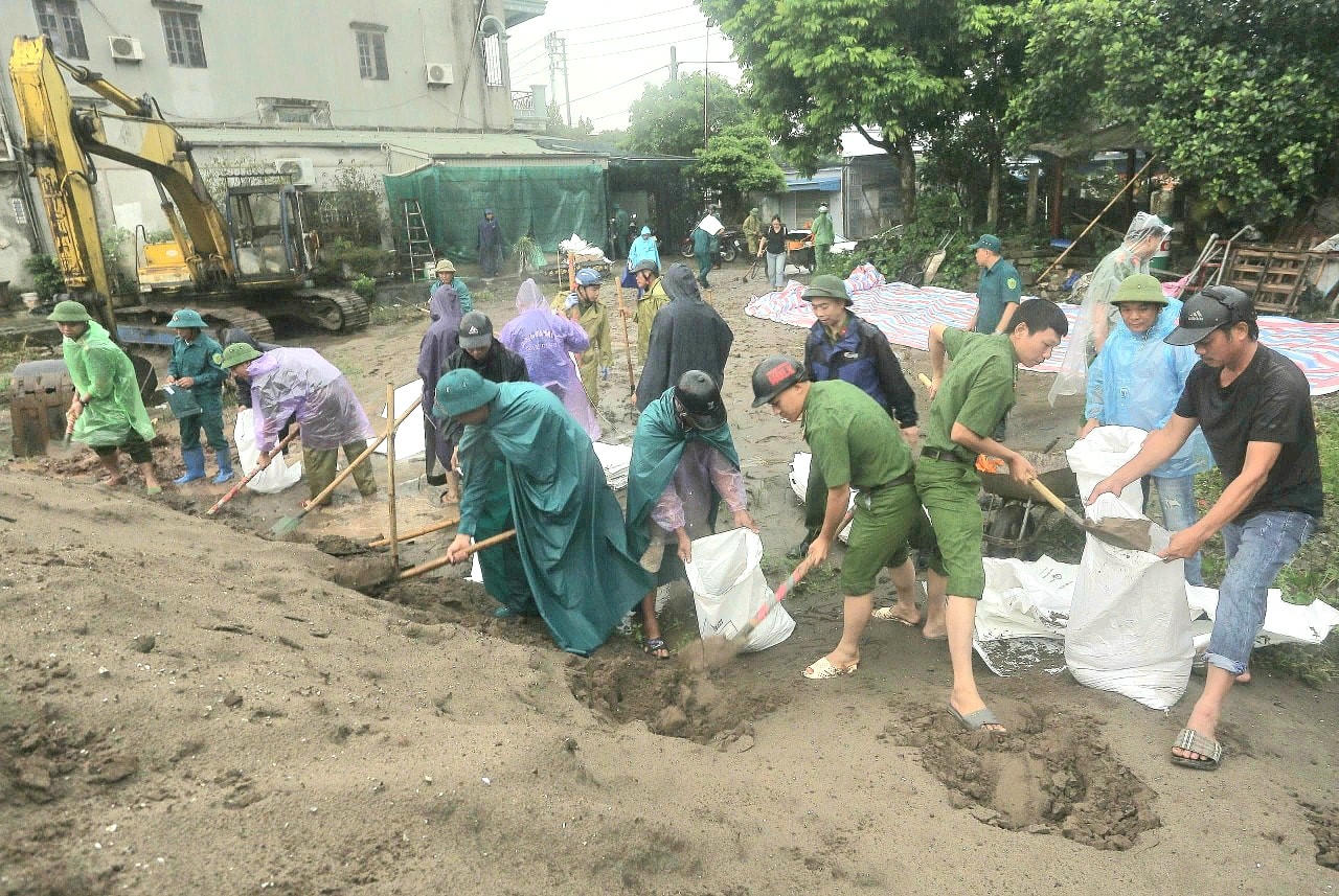 Hàng ngàn bao tải cát được các lượng lực công an, dân quân tự vệ chuẩn bị phòng chống bão số 3